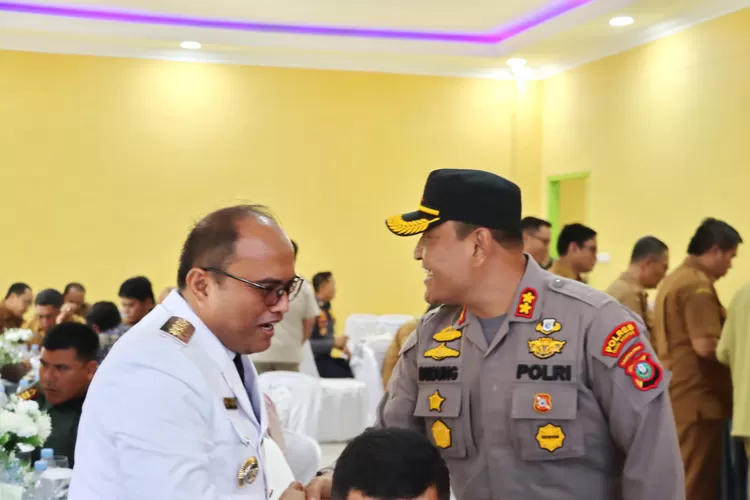 Kapolres Padangsidimpuan AKBP Dudung Setyawan, SH, SIK, MH, saat menyambut Pj. Wali Kota Padangsidimpuan DR. H. Letnan Dalimunthe SKM, M.Kes, di Kantor Wali Kota Padangsidimpuan, Senin (9/10/2023).  (Realitasonline / Riswandy)
