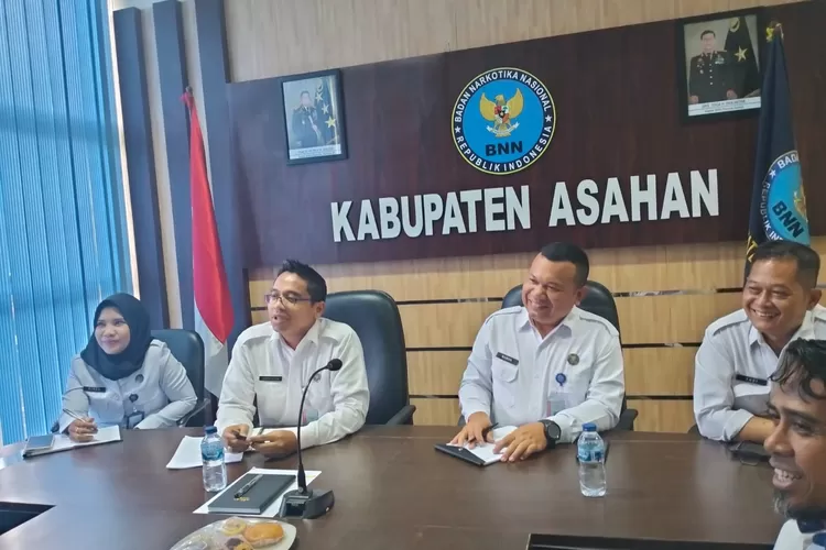 Kepala BNN  Asahan bersama pejabatnya saat menerima audensi PWI Asahan  (Realitasonline.id)