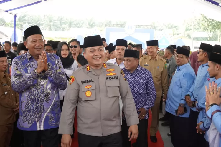 Plt Bupati Langkat H Syah Afandin SH secara resmi membuka Musabaqah Tilawatil Qur'an (MTQ) Ke-56 tingkat Kabupaten Langkat tahun 2023, di Desa Perkebunan Marike, Kecamatan Kutambaru, Senin (9/10/2023). (Realitasonline.id/ AA)