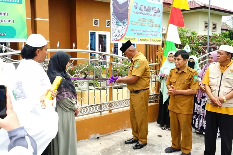 Plt Bupati Langkat H.Syah Afandin SH diwakilkan Asisten Adm Ekbangsos H. Sukhyar Mulyamin, S.Sos, M.Si  mengahadiri Tasyakuran Rumah Al Qur'an Al-Asyhari, bertempat di Jl Karya Bakhti Gg. Kenanga No 273 Kelurahan Sidomulya Kecamatan Stabat, Selasa (10/10/2023).  (Realitasonline.id/AA)