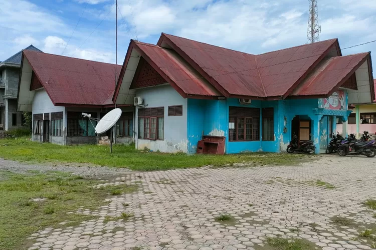 Kondisi Kantor Camat Jeunieb yang sudah tidak layak tempati lagi. (Realitasonline.id/A Hadi Djuli)