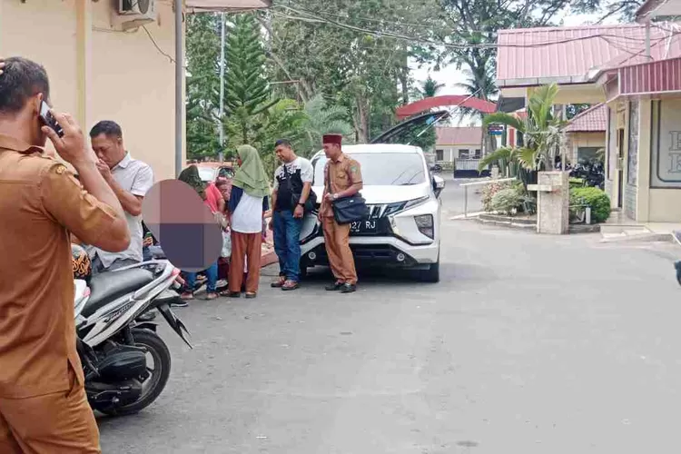 Sejumlah orangtua siswa SD melapor ke Polsek  (Realitasonline.id/MA)