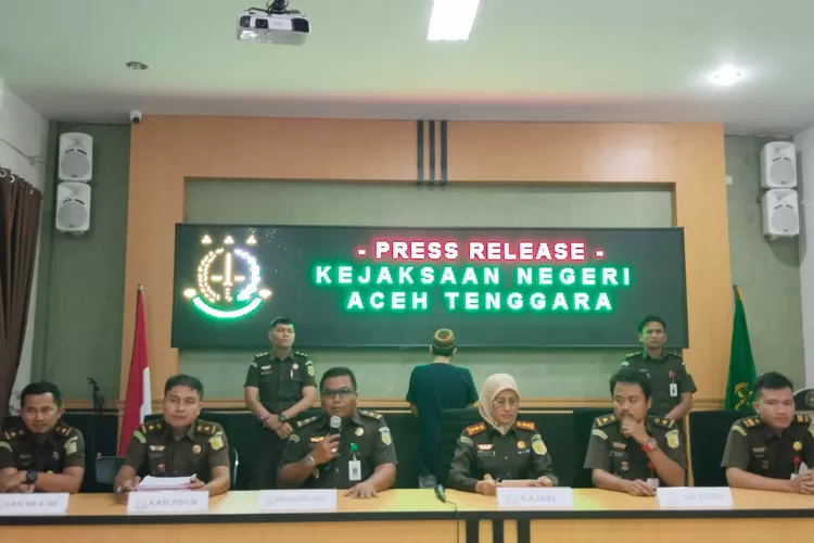 Tim penyidik tindak pidana khusus Kejaksaan Negeri Aceh Tenggara melakukan penetapan tersangka terhadap saudara SA, selaku Ketua Baitul Mal Kabupaten Agara (Realitasonline.id/sd)