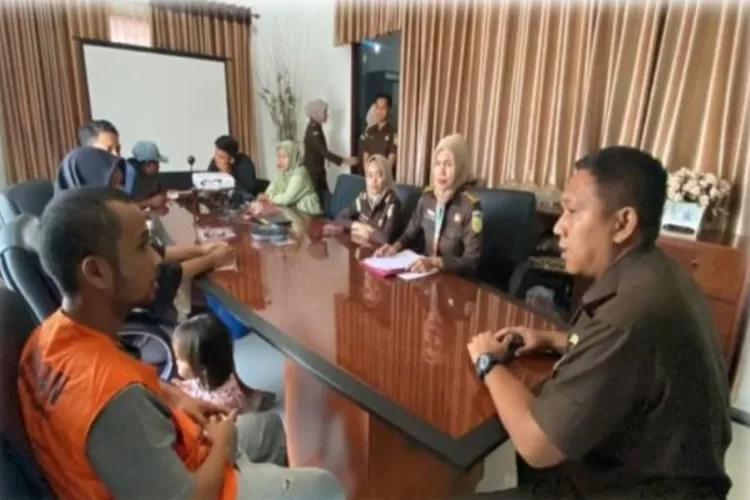 JPU Kejari Padangsidimpuan menerapkan Perja No 15 tahun 2020 tentang Penghentian Penuntutan (RJ) Berdasarkan Keadilan Restoratif terhadap perkara pencurian handphone.  (Realitasonline / dok Kejari Padangsidimpuan)