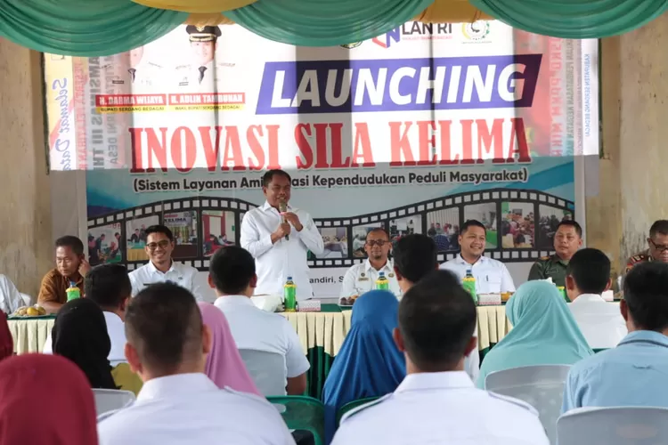 Bupati Sergai Darma Wijaya saat memberikan sambutan dalam kegiatan Launching Inovasi Sila Kelima di Kantor Desa Sei Buluh, Kecamatan Teluk Mengkudu, Kabupaten Serdang Bedagai, Provinsi Sumatera Utara, Rabu (11/10/2023).  (Realitasonline.id / Dokumen)