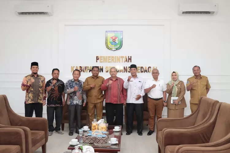 Bupati Kabupaten Serdang Bedagai menerima audiensi Dewan Pendidikan Kabupaten Serdang Bedagai.  (Realitasonline.id / Dokumen )