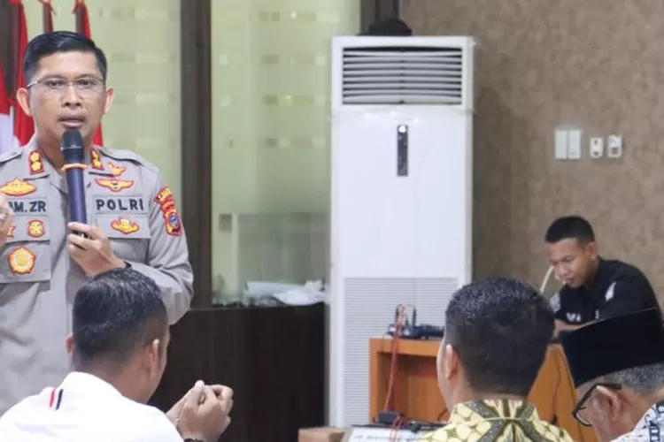 Kapolres Tapsel, AKBP. Imam Zamroni, SIK, MH, memberi paparan, usai mengikuti dialog publik Pilpres 2024 bersama Asops Kapolri, Irjen Pol. Drs. Verdianto Iskaondar B, MHum, secara virtual dari Mabes Polri, di sula Pratidina Mapolres Tapsel, Rabu (11/10/2023).  (Realitasonline / Riswandy)