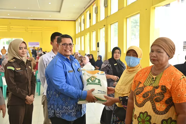 Plh. Sekdako H. Rahuddin Harahap SH, MH Serahkan bantuan CBP Tahap II Kepada Salah Satu KPM (Realitasonline/dok)