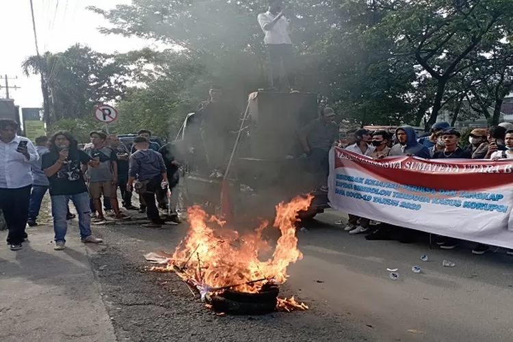  Ratusan aksi yang tergabung dari Aliansi Mahasiswa Sumatera Utara Bersatu melakukan aksi demonstrasi dan membakar ban di depan kantor  (Realitasonline.id/ap)