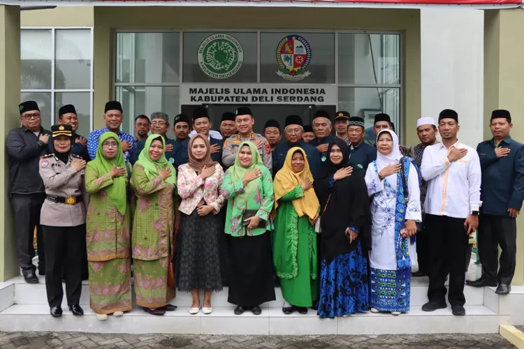 Kapolresta Deli Serdang AKBP Raphael Cahya Priambodo bersama Pengurus MUI Deli Serdang (Realitasonline.id/zul)