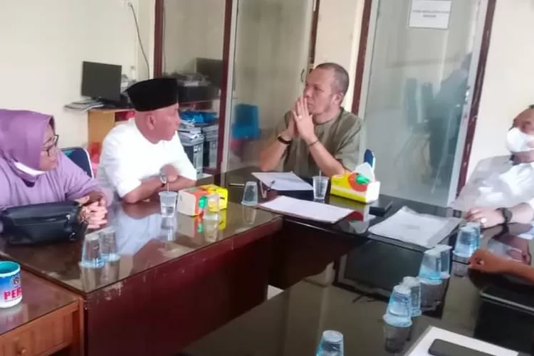 Ketua PWI Sumut, Farianda Putra Sinik, didampingi Sekreraris SR. Hamonangan Panggabean,  memberikan keterangan (Realitasonlie.id/sugiatmo)