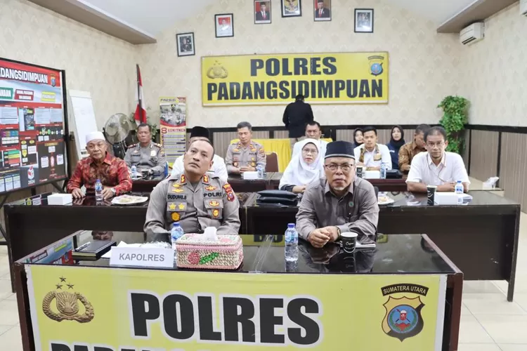 Kapolres Padangsidimpuan AKBP. Dudung Setyawan, SH, SIK, MH mengikuti zoom meeting dari Karo Multimedia Divisi Humas Mabes Polri Brigjen Pol Gatot Repli Handoko SIK dalam rangka dialog penguatan Internal Polri, di aula Mapolres Padangsidimpuan 'Teruslah Berbuat Baik', Rabu (11/10/2023).   (Realitasonline/Riswandy)