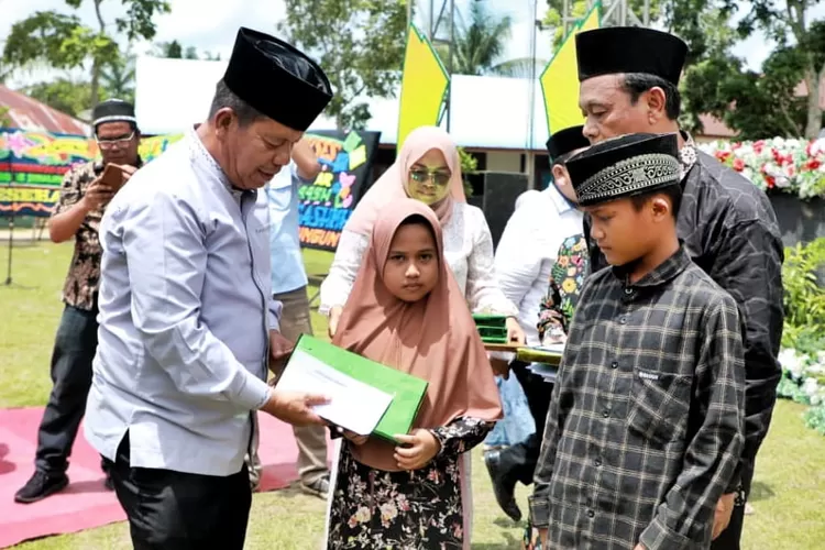 Bupati Simalungun Radiapoh Hasiholan Sinaga memberikan santunan di peringatan Maulid Nabi Muhammad di Ujung Padang.  (Realitasonline/SS)