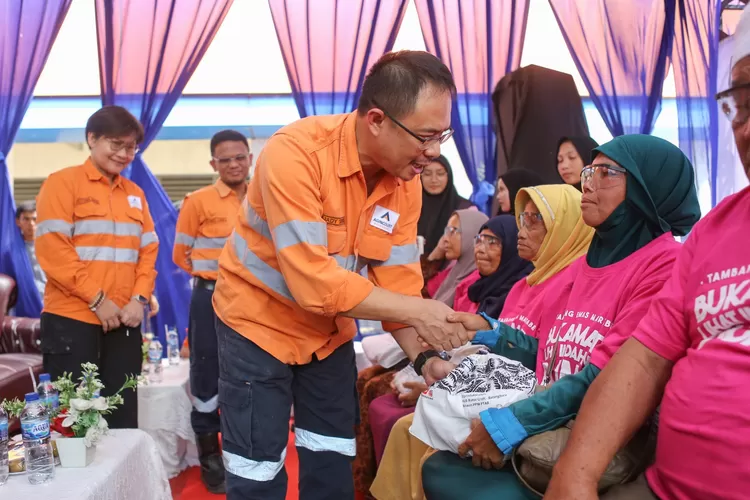 Usai operasi Mata Katarak secara gratis, pihak PT Agincourt Resources (AR) memberikan obat mata kepada warga menjadi peserta operasi katarak di RSUD Sipiriok (Realitasonline.id/Riswandy)