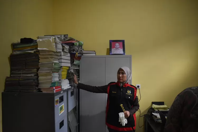 ejari Geledah Kantor Baitul Mal Agara Terkait Penyalahgunaan Dana Dalam Pembangunan Rumah Masyarakat Kurang Mampu Tahap II Tahun 2021   (Realitasonline.id / DN)