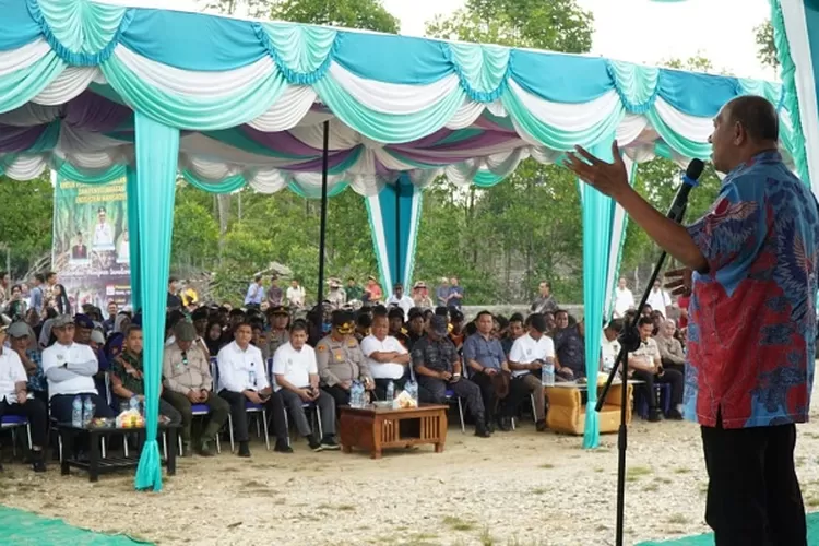 Plt Bupati Langkat H Syah Afandin saat memberi sambutan pada kegiatan tanam 10.000 bibit mangrove di Desa Lubuk Kertang  Langkat (Realitasonline.id/AA)