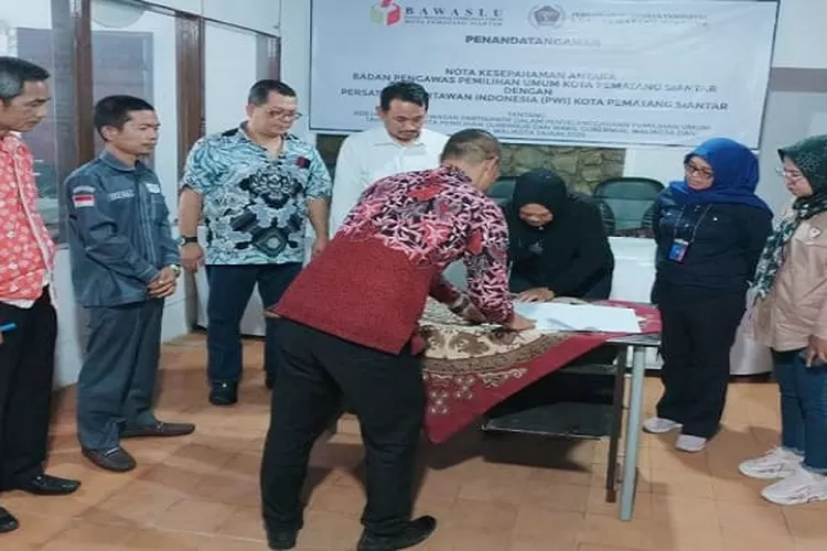 Ketua PWI Pematang Siantar tandatangani kesepakatan bersama Bawaslu sukseskan Pemilu 2024  (Realitasonline.id/RH)