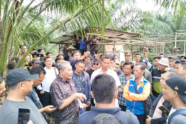 Kelompok masyarakat saat mendengarkan penjelasan dari sejumlah forkopimda yang hadir dilokasi sengketa lahan PT .SPR (Realitasonline.id/HS)