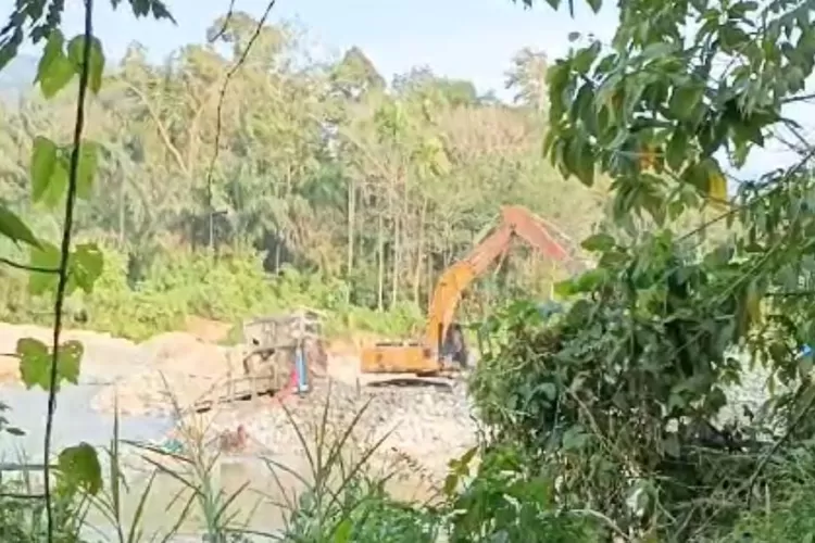 Poto Alat Berat Excavator penggiat Peti di Bantaran Sungai Batang Gadis di Kotanopan (Realitasonline.id/dok)