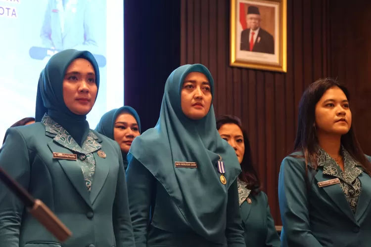  Ketua TP PKK Kabupaten Tapsel, Ny Rosalina Dolly Pasaribu, mengikuti Rakorda, TP PKK tahun 2023, tingkat Provsu, di Hotel Grand Mercure Kota Medan, pada Jumat (13/10/2023). (Realitasonline / humas)