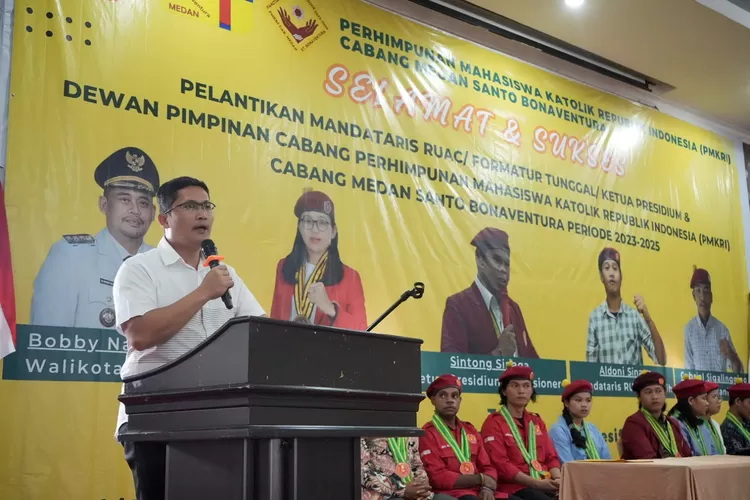 Walikota Medan Bobby Nasution diwakili Kadis Ketenagakerjaan Illyan Chandra Simbolon, pada Pelantikan Mandataris RUAC/Formatur Tunggal/Ketua Presidium dan Dewan Pimpinan Cabang Perhimpunan Mahasiswa Katolik Republik Indonesia (PMKRI) Cabang Medan Santo Bonaventura Periode 2023-2025, Sabtu (14/10)  (Realitasonline.id/kominfo)