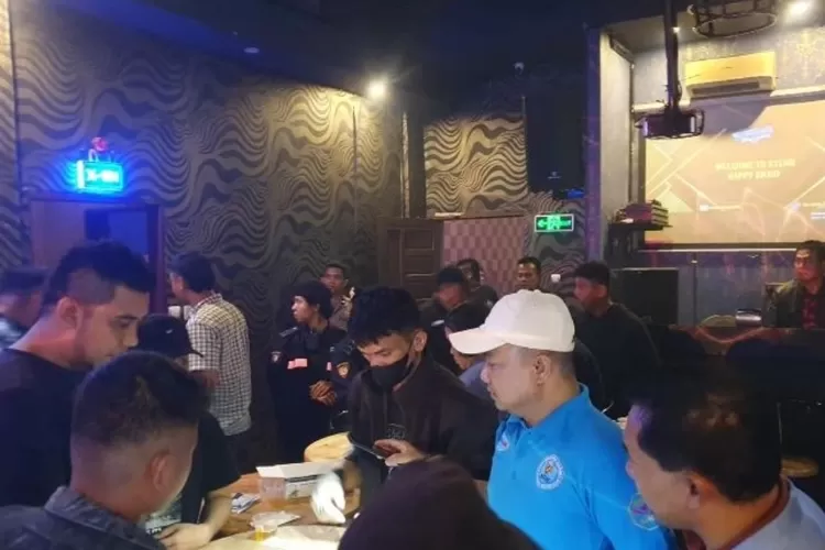 Tim Gabungan Polda Sumut dan POM TNI melakukan Razia di sejumlah tempat hiburan malam kota Medan, Minggu (15/10/2023) dinihari. (Realitasonline.id/TM)