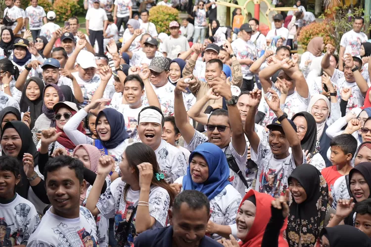 Seribuan pegawai dan keluarga Dinas Perhubungan (Dishub) Medan mengikuti Gerak Jalan Santai Bersama Keluarga, Minggu (15/10). (Realitasonline.id/AY)