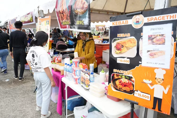 Sejumlah pelaku UMKM binaan Pemko Medan melalui Diskopukmperindag ikut meriahkan Race Day Out (RDO) Kolaborasi Medan Berkah yang digelar di Eks Bandara Polonia Medan, Minggu (15/10/2023). (Realitasonline.id/humas)