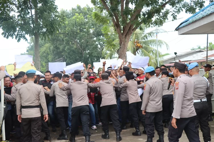 Pasukan perdonil Polres Batubara berhasil mengendalikan dan mengamankan ratusan massa.  (Realitasonline:H.Guntur Sinaga)