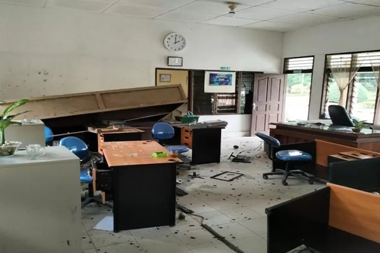Kantor Perkebunan PTPN II Kuala Sawit porak poranda diduga diserang kelompok ormas kepemudaan ( Realitasonline.id/MA)