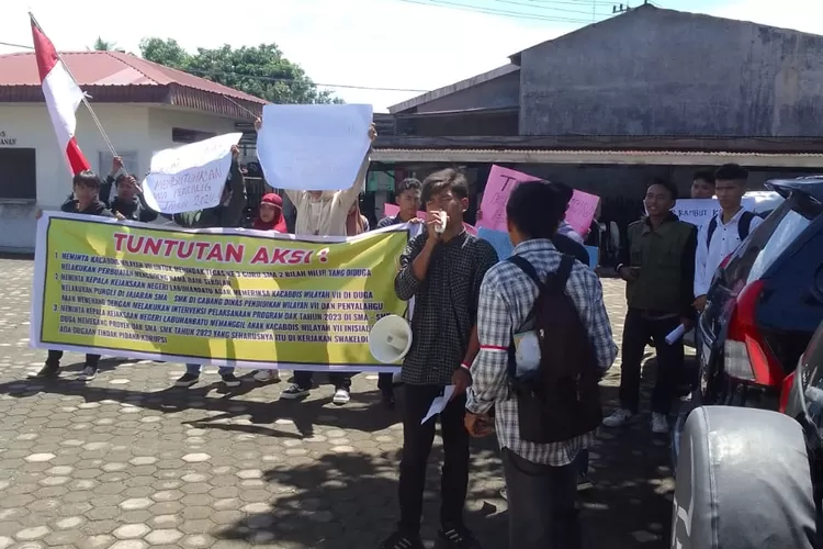 Aksi unjukrasa mahasiswa di  depan Kantor Cabang Dinas Pendidikan Wilayah VII Sumatera Utara di Kabupaten Labuhanbatu (Realitasonline.id/RS)