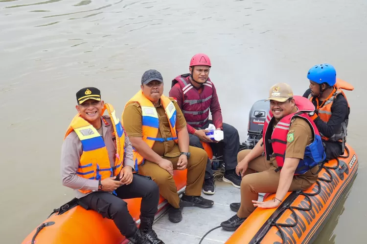 Naik Perahu Karet, Bobby Nasution Cek Progress Gotong Royong Bersih-bersih Sungai Deli (Realitasonline.id/kominfo)