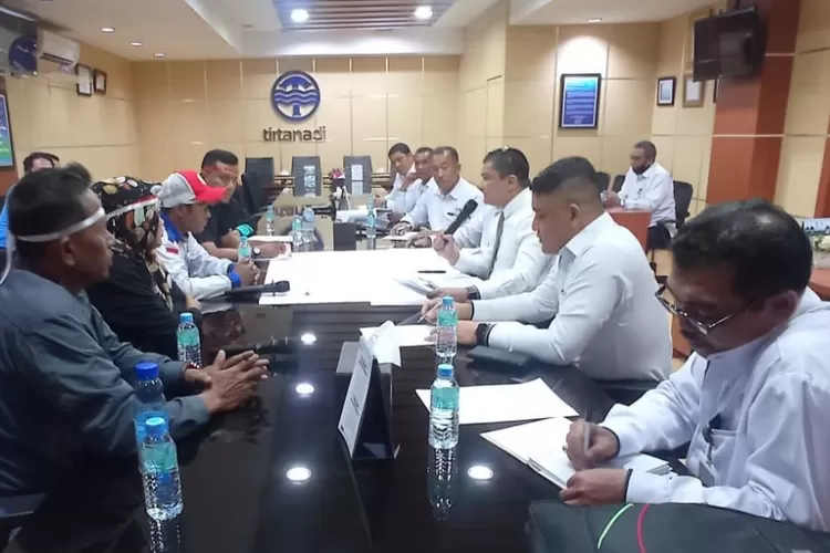 Direktur Utama (Dirut) Kabir Bedi yang didampingi Kepala Sekretaris Perusahaan Tengku Dicky Anggara  menjelaskan kepada pengunjukrasa (Realitasonline.id/PAY)