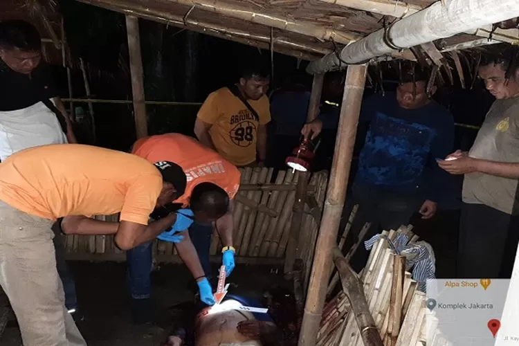 Petugas melakukan identifikasi terhadap korban di lokasi pakter tuak (Realitasonline.id/zul)