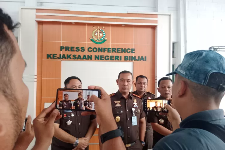 Kepala Kejaksaan Negeri Binjai (Kejari), Jufri Nasution, SH MH melalui Tim penyidik pada Seksi Tindak Pidana Khusus melakukan penetapan dan penahanan terhadap enam (6) orang tersangka dalam dugaan tindak pidana korupsi  (Realitasonline.id/eka)