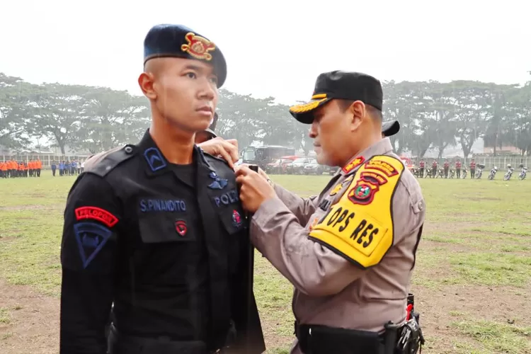 Kapolres Padangsidimpuan AKBP. Dudung Setyawan, SH,SIK,MH, menyematkan tanda Operasi kepada perwakilan personil, pada apel pasukan Pra Operasi Mantap Brata Toba 2023-2024, di stadion H.M. Nurdin Padangsidimpuan, Selasa (17/10/2023). (Realitasonline / Riswandy)
