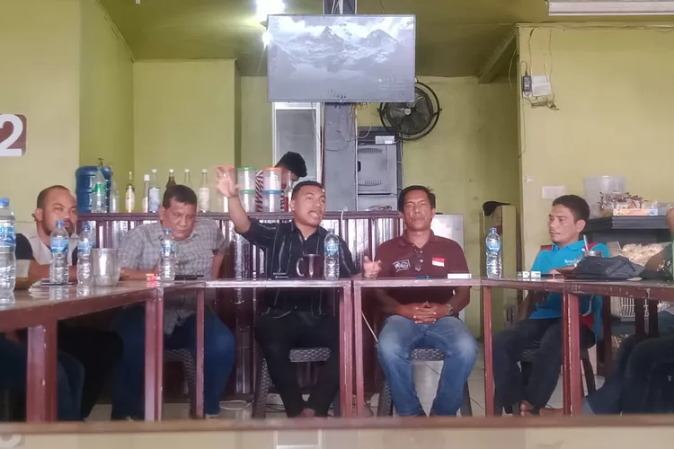 Wakil Ketua DPRA, Safaruddin, SSos MSP, Selasa (17/10) bersilaturahmi dengan sejumlah wartawan dalam Kabupaten Abdya. (Realitasonline.id/zal)