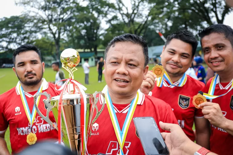 Il capitano Pemko Medan Benny Sinomba, menyampaikan ucapan rasa senang dan syukurnya atas kemenangan sekaligus membawa Pemko Medan sebagai juara. (Realitasonline.id/AY)