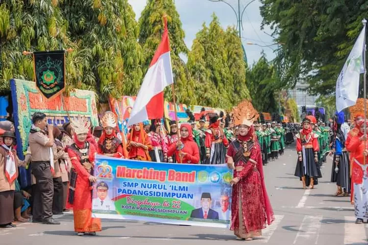 Penampilan Marching Band SMP Nurul Ilmi Pada Pawai Budaya Hari Jadi Pemko Padangsidimpuan Ke 22 (Realitasonline.id/RI)