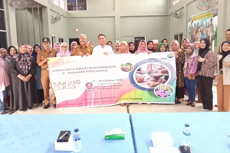 Direktur Operasi Angkasa Pura Aviasi Bandara Kualanamu Heriyanto Wibowo membuka Pelatihan membuat kue di Kecamatan Beringin Kabupaten Deli Serdang, Selasa (17/10/2023).  (Realitasonline.id/humas)