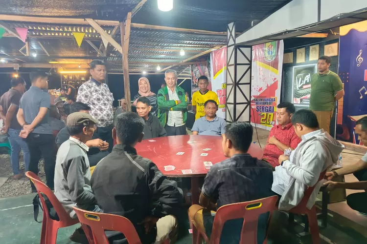 Udin Sirip menyaksikan pertandingan Trup Bupati Sergai dan Wabup Sergai bersama dengan masyarakat Kecamatan Teluk Mengkudu.   (Realitasonline.id / Muslim Lubis)