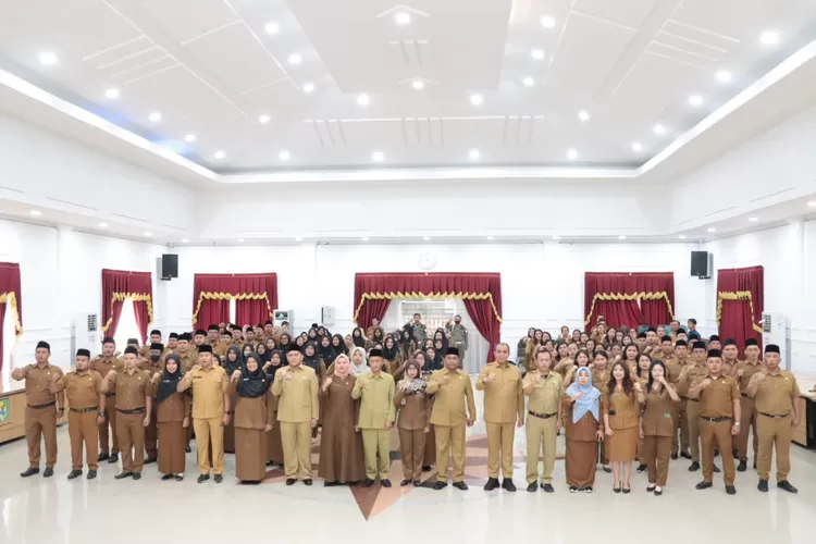 Teks Poto: Poto bersama usai Bupati Kabupaten Serdang Bedagai Darma Wijaya Melantik 121 Pejabat Fungsional.  ( Realitasonline.id / Dokumen)