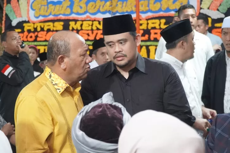  Plt Bupati Langkat H.Syah Afandin, SH bersama Walikota Medan dirumah duka H Syamsul Arifin (Realitasonline.id/dok)