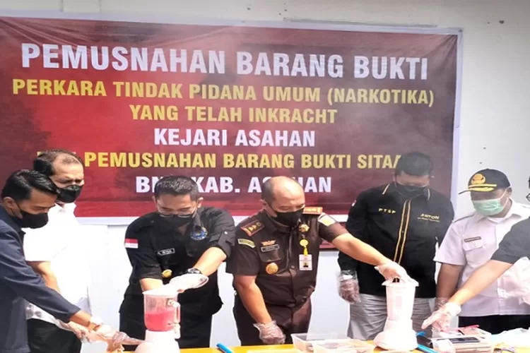Kajari Asahan memimpin pemusnaan sejumlah barang bukti narkotika periode bulan Juli-Oktober 2023  (Realitasonline.id/HS)