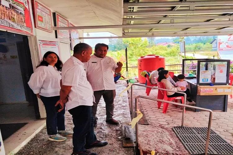 Plt Kadiskes Taput Alexander Gultom saat sidak di Puskesmas Situmeang Habinsaran, tampak Kapus dr David Simanjuntak mengarahkan meninjau sejumlah ruangan  (Realitasonline.id/Alpon Situmorang)