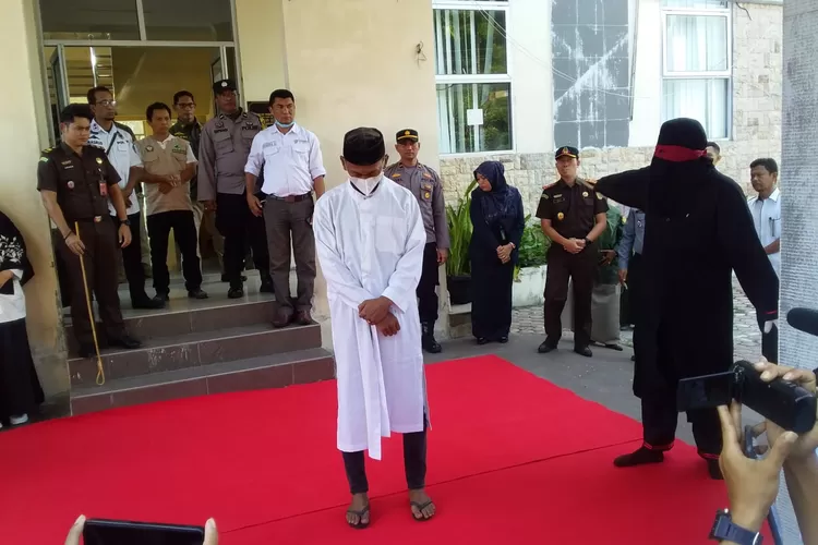 Akibat langgar syariat Islam seorang warga dihukum cambuk (Realitasonline.id/dok)