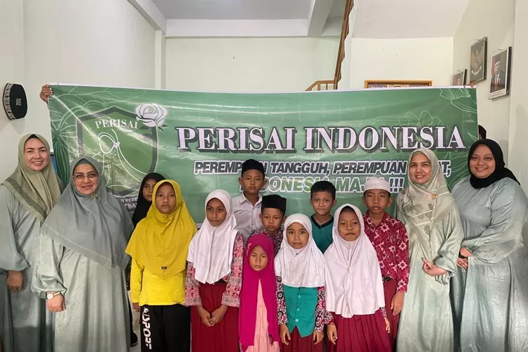 Dewi Pertiwi (nomor 2 dari kiri) usai membantu anak-anak mualaf, yatim dan dhuafa (Realitasonline.id/zul)