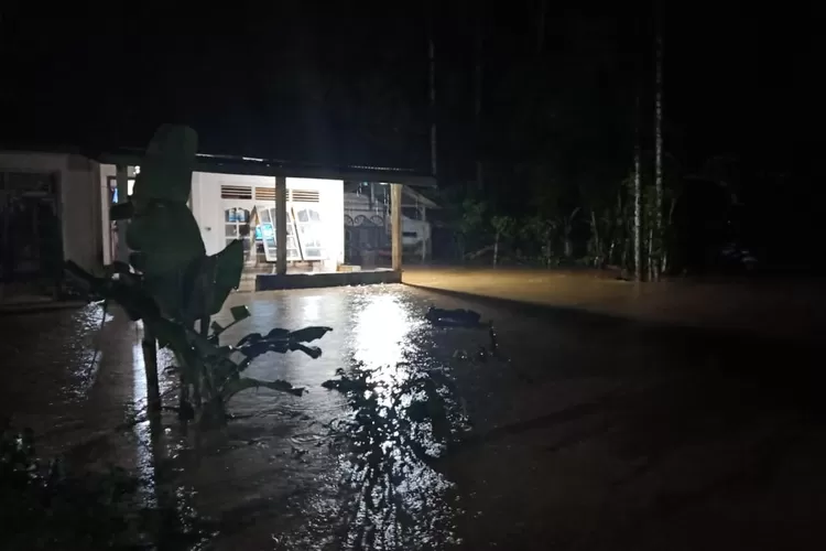 Kondisi banjir di Gampong Mesjid Kecamatan Tangan-Tangan Kabupaten Abdya, Kamis malam (19/10) (Realitasonline.id/SY)