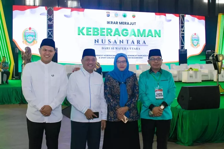 Wakil Bupati Sergai Adlin Tambunan, bersama Ketua PWNUSumut Marahalim Harahap,Rektou UIN Sumut Prof Nurhayati, Sekretaris PWNU Sumut Zulkifli Sitorus diacara Deklarasi Keberagaman Nusantara (Realitasonline.id/humas)