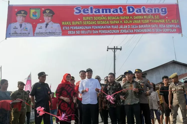 Wabup Sergai memotong pita peresmian jalan di Kecamatan Sei Bamban.  ( Realitasonline.id / Dokumen)